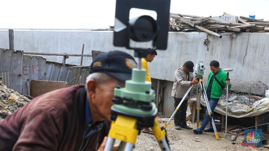 Tanggul laut tepi pantai yang memiliki panjang 2,2km dari arah Cilincing bagian dari NCICD tahap I, sedangkan tahap NCICD jilid II dibangun di atas laut.