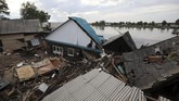Angkatan Bersenjata Rusia mengerahkan pasukan untuk membantu evakuasi di kawasan yang terdampak banjir bandang. (REUTERS/Alexey Golovshchikov)