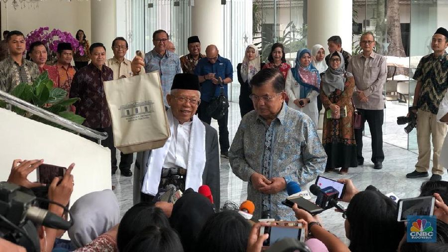 Penampilan wakil presiden terpilih KH Ma'ruf Amin memang berbeda dari yang lain.