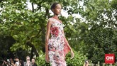 Pada skena berikut, Ralph & Russo menghadirkan suasana berbeda dengan permainan deratan warna-warna pastel impresionis. (CNNIndonesia/Fandi Stuerz)