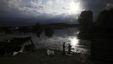 Banjir bandang menerjang kawasan Irkutsk, Siberia, Rusia. Sebanyak 18 orang dilaporkan meninggal dan 13 orang hilang dalam kejadian itu. (REUTERS/Alexey Golovshchikov)