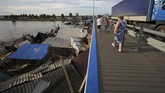 Penduduk Irkutsk merasa pemerintah setempat tidak memberi mereka informasi yang cukup atau peringatan dini supaya bersiap menghadapi bencana banjir, dan menghindari jatuhnya korban serta menekan tingkat kerusakan. (REUTERS/Alexey Golovshchikov)