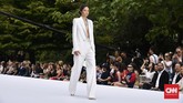 Tamara Ralph dan Michael Russo mempresentasikan koleksi Musim Dingin 2019/2020 pada gelaran Paris Couture Week. (CNNIndonesia/Fandi Stuerz)