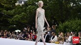 Ralph & Russo menyajikan koleksi dengan spektrum couture yang luas. Mulai dari siluet jam pasir ala seniman art-deco, Erte, hingga setelan bergaya smoking khas Yves Saint Laurent. (CNNIndonesia/Fandi Stuerz)