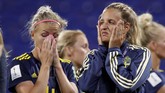 Para pemain Swedia tidak bisa menyembunyikan kesedihan mereka lantaran gagal lolos ke partai puncak Piala Dunia Wanita 2019. (REUTERS/Benoit Tessier)