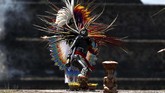 Seorang seniman tampil dan menyalakan api pada perayaan pembuka di Pan American Games Lima 2019 di Teotihuacan, Meksiko. (REUTERS/Gustavo Graf)