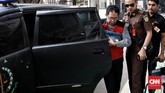 Mantan Ketua Umum PSSI Joko Driyono atau Jokdri tiba di Pengadilan Negeri Jakarta Selatan, Kamis (4/7), guna menjalani sidang tuntutan atas kasus penghilangan barang bukti dan perusakan tempat kejadian perkara terkait skandal pengaturan skor sepak bola Indonesia. (CNN Indonesia/Andry Novelino)