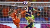 Belanda dan Swedia bertukar serangan sepanjang laga berlangsung. (REUTERS/Denis Balibouse)