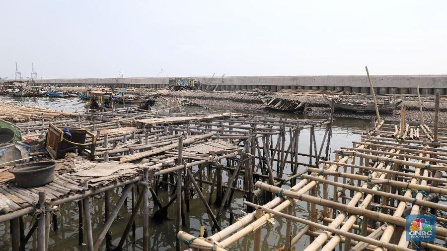 Tanggul laut tepi pantai yang memiliki panjang 2,2km dari arah Cilincing bagian dari NCICD tahap I, sedangkan tahap NCICD jilid II dibangun di atas laut.