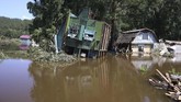 Banjir bandang yang juga mengandung sejumlah material menyeret sejumlah rumah penduduk setempat. (REUTERS/Alexey Golovshchikov)