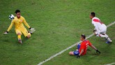 Salah satu peluang yang digagalkan Pedro Gallese adalah saat ia membendung tendangan Eduardo Vargas dari jarak dekat. (REUTERS/Luisa Gonzalez)