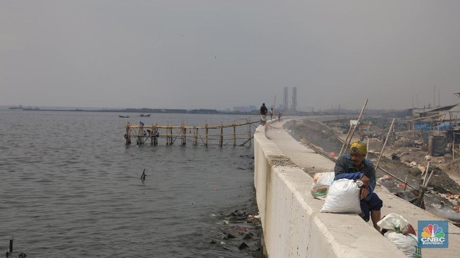 Sejumlah pegawai dari Badan Pertahanan Nasional (BPN) melakukan pengukuran di titik nol (awal)  proyek tanggul laut raksasa lanjutan National Capital Integrated Coastal Development (NCICD) tahap dua di kawasan Cilincing, Jakarta Utara,  Kamis (4/7). (CNBC Indonesia/Andrean Kristianto)