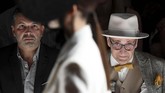 Para tamu melihat model yang menampilkan karya di peragaan busana Danny Reinke di Pekan Fesyen Berlin di Jerman. (REUTERS/Annegret)