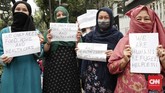 Sebelumnya, para pencari suaka ini mengaku pindah dari Kalideres ke Kebon Sirih karena merasa tidak mendapat kepastian dari UNHCR. Mereka akhirnya menanti kabar dengan mendatangi Menara Ravindo yang disebut sebagai lokasi kantor UNHCR. (CNNIndonesia/Safir Makki)