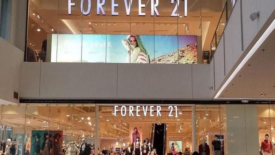 Forbes mendepak bos Forever 21 dari daftar miliuner, gerai ritel fashion ini dikabarkan tengah berjuang lawan kebangkrutan.