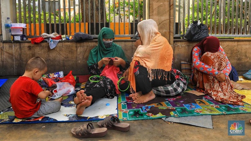 Para pencari suaka beraktivitas di trotoar depan Menara Ravindo, Jalan Kebon Sirih, Jakarta, Jumat (5/7/2019).