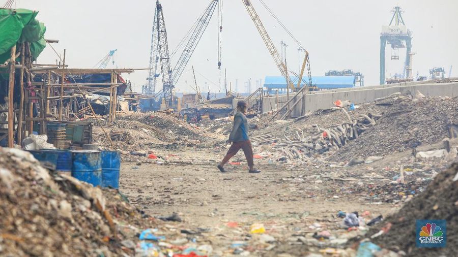 Hamparan itu membuat jalanan di pinggiran laut itu didominasi oleh sampah.