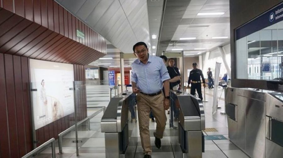 Ahok akhirnya jajal MRT bersama putra sulungnya, begini gayanya 