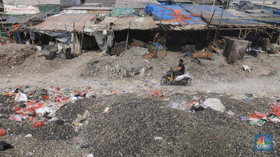 Hamparan itu membuat jalanan di pinggiran laut itu didominasi oleh sampah.