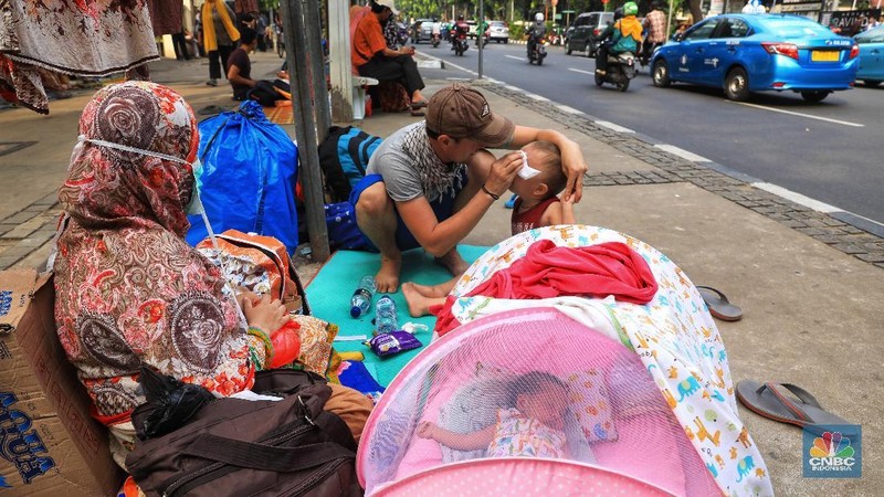 Para pencari suaka beraktivitas di trotoar depan Menara Ravindo, Jalan Kebon Sirih, Jakarta, Jumat (5/7/2019).