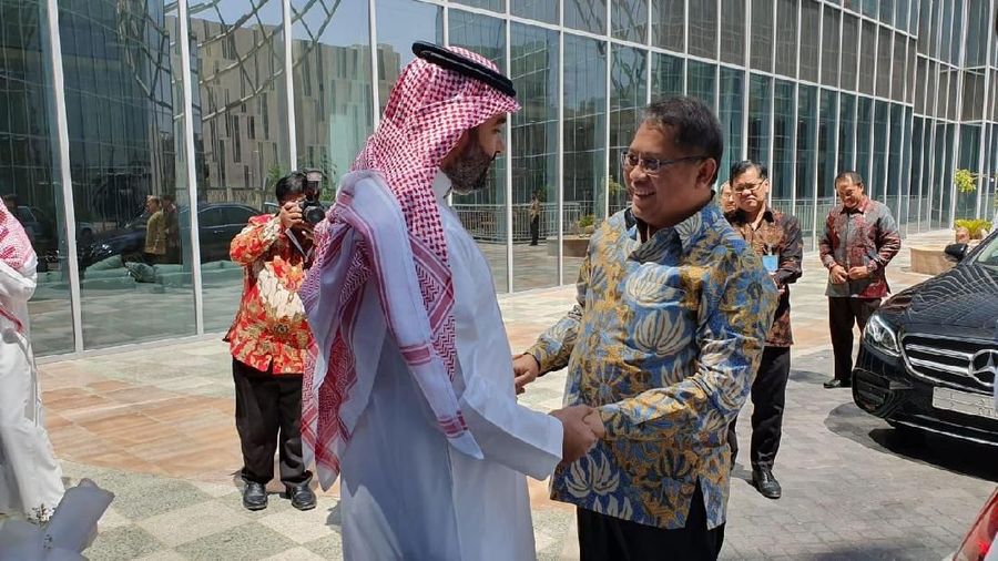 Menteri Komunikasi dan Informatika Rudiantara menjelaskan soal menggandeng Tokopedia dan Traveloka untuk sediakan aplikasi umrah digital.
