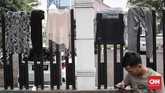 Jemuran pakaian milik pencari suaka yang dijemur di pagar perkantoran di jalan kebon sirih, Jakarta, Jumat, 5 Juli 2019. (CNNIndonesia/Safir Makki)