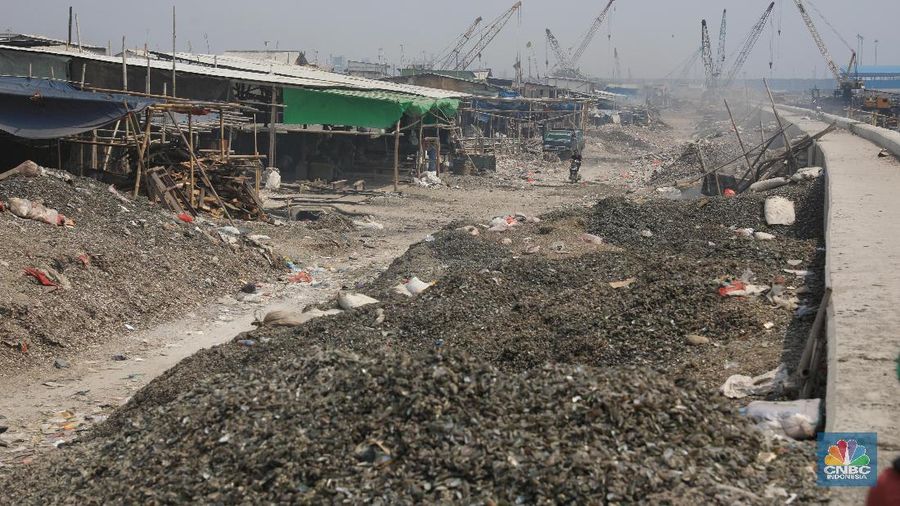 Hamparan itu membuat jalanan di pinggiran laut itu didominasi oleh sampah.