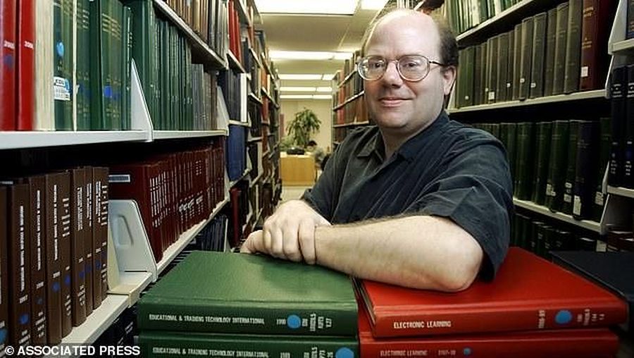 Pendiri Wikipedia ini kembali melontarkan keprihatinannya pada perkembangan internet dalam dua dekade belakang ini dan mengkritik dominasi Facebook dan Twitter.