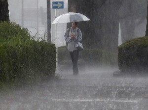 2 Juta Warga Jepang Ngungsi Gegara Topan Mekkhala, 200 Penerbangan Batal