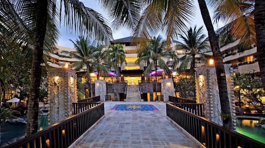Hotel tersebut yakni 'Hotel Kuta Paradiso' yang berada di lokasi strategis yakni Pantai Kuta.