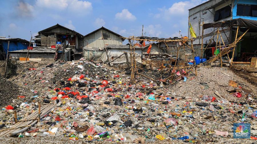 Hamparan itu membuat jalanan di pinggiran laut itu didominasi oleh sampah.