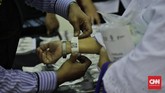 Selain itu para jemaah juga diperiksa kembali kesehatannya dan menerima informasi mengenai pelaksanaan haji. (CNN Indonesia/Adhi Wicaksono)