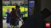 Calon jemaah haji yang tergabung dalam Kloter 1 Embarkasi Jakarta-Pondok Gede tiba di Asrama Haji Pondok Gede, Jakarta, Sabtu, 6 Juli 2018. (CNN Indonesia/Adhi Wicaksono)