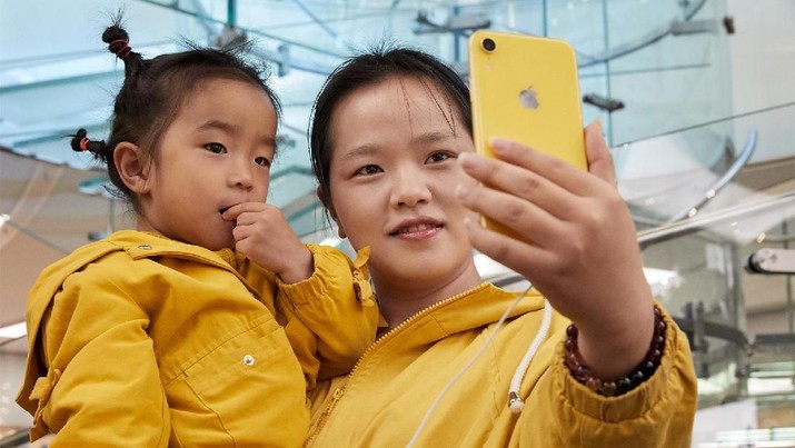 Untuk pertama kali dalam 7 tahun sumbangan penjualan iPhone di bawah 50% karena turunnya penjualan di China.