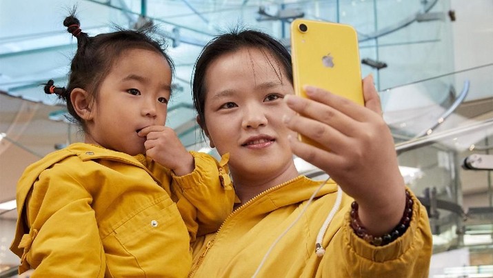 Pertama Kali Dalam 7 Tahun, Kontribusi iPhone ke Apple Susut Untuk pertama kali dalam 7 tahun sumbangan penjualan iPhone di bawah 50% karena turunnya penjualan di China.