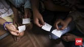 Dalam masa uji coba warga yang ingin menonton bioskop rakyat ini cukup merogoh kocek Rp5 ribu untuk usia dibawah 12 tahun dan Rp15 ribu untuk usia diatas 12 tahun. (CNN Indonesia/Hesti Rika)