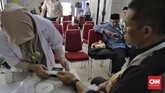 Di Asrama Haji, para jemaah menerima sejumlah perlengkapan seperti gelang, obat-obatan, paspor dan uang keperluan sehari-hari. (CNN Indonesia/Adhi Wicaksono)