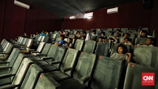Menikmati Putaran Film di Tengah Riuh Pasar Teluk Gong