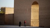 Pengunjung dapat berjalan melalui sisa-sisa bangunan bata dan tanah liat yang membentang sepanjang 10 kilometer dengan lansekap Gerbang Ishtar. (REUTERS/Thaier Al-Sudani)