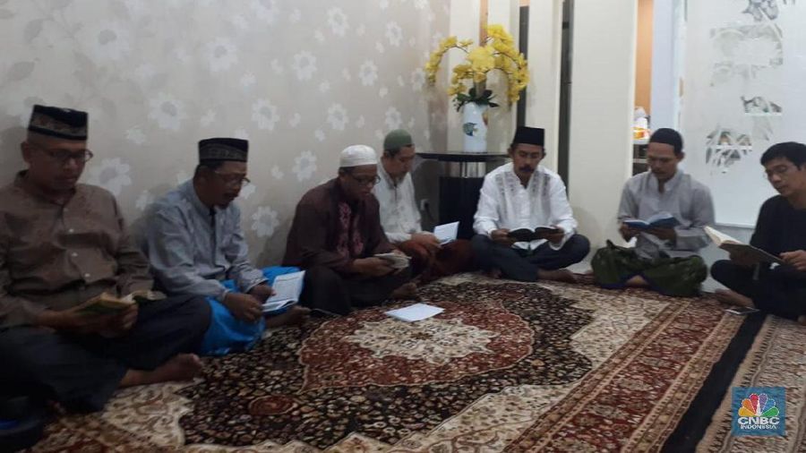 Menteri Luar Negeri Retno Marsudi mengenakan pakaian serba hitam dan sambangi rumah duka untuk membahas acara pemakaman Sutopo Purwo Nugroho