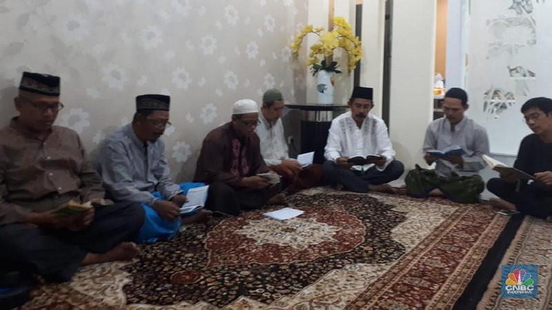 Menteri Luar Negeri Retno Marsudi mengenakan pakaian serba hitam dan sambangi rumah duka untuk membahas acara pemakaman Sutopo Purwo Nugroho