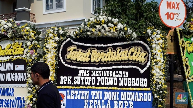 Kepala Pusat Data Informasi dan Humas BNPB Sutopo Purwo Nugroho tutup usia, rumah dukanya dibanjiri karangan bunga.