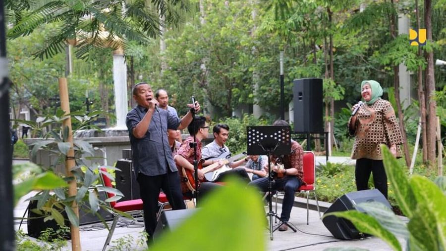 Acara ini idenya Pak Menteri, beliau ingin adik-adik milenial di Kementerian PUPR akrab dan kenal satu sama lain karena komunikasi kan mempengaruhi hasil kerja.