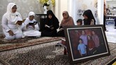 Kerabat membaca Al Quran di rumah duka Kepala Pusat Data Informasi dan Humas BNPB Sutopo Purwo Nugroho di Raffles Hils, Cimanggis, Depok, Jawa Barat, Minggu (7/7). (ANTARA FOTO/Yulius Satria Wijaya)