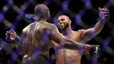 Jon Jones berpelukan dengan Thiago Santos usai pertarungan gelar berat ringan di UFC 239. (Sean M. Haffey/Getty Images/AFP)