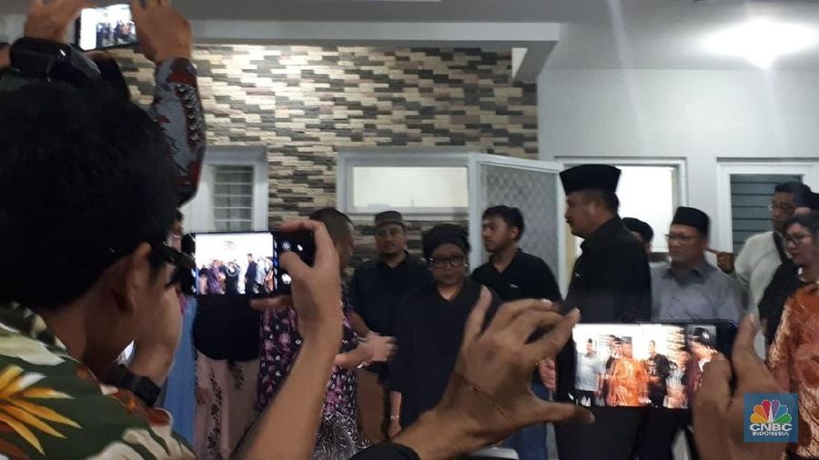 Menteri Luar Negeri Retno Marsudi mengenakan pakaian serba hitam dan sambangi rumah duka untuk membahas acara pemakaman Sutopo Purwo Nugroho