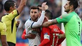 Kapten timnas Argentina, Lionel Messi, terlihat kaget saat wasit Mario Diaz de Vivar mengusir dirinya dan bek timnas Chile, Gary Medel, dalam laga perebutan tempat ketiga Copa America 2019. (REUTERS/Amanda Perobelli)