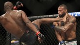 Jon Jones dinyatakan menang split atas Thiago Santos 48-47, 47-48, dan 48-47. (Sean M. Haffey/Getty Images/AFP)