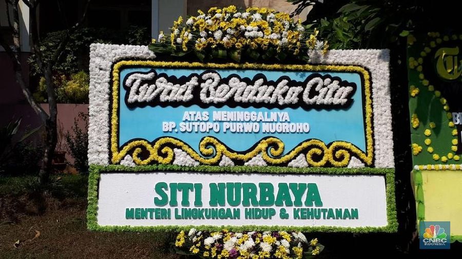 Kepala Pusat Data Informasi dan Humas BNPB Sutopo Purwo Nugroho tutup usia, rumah dukanya dibanjiri karangan bunga.
