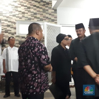 Bahas Pemakaman, Menlu Retno Tiba di Rumah Duka Sutopo